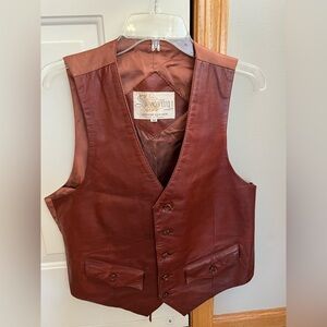 Vintage men’s 100% leather vest with rayon lining & back in red brown.Size 42